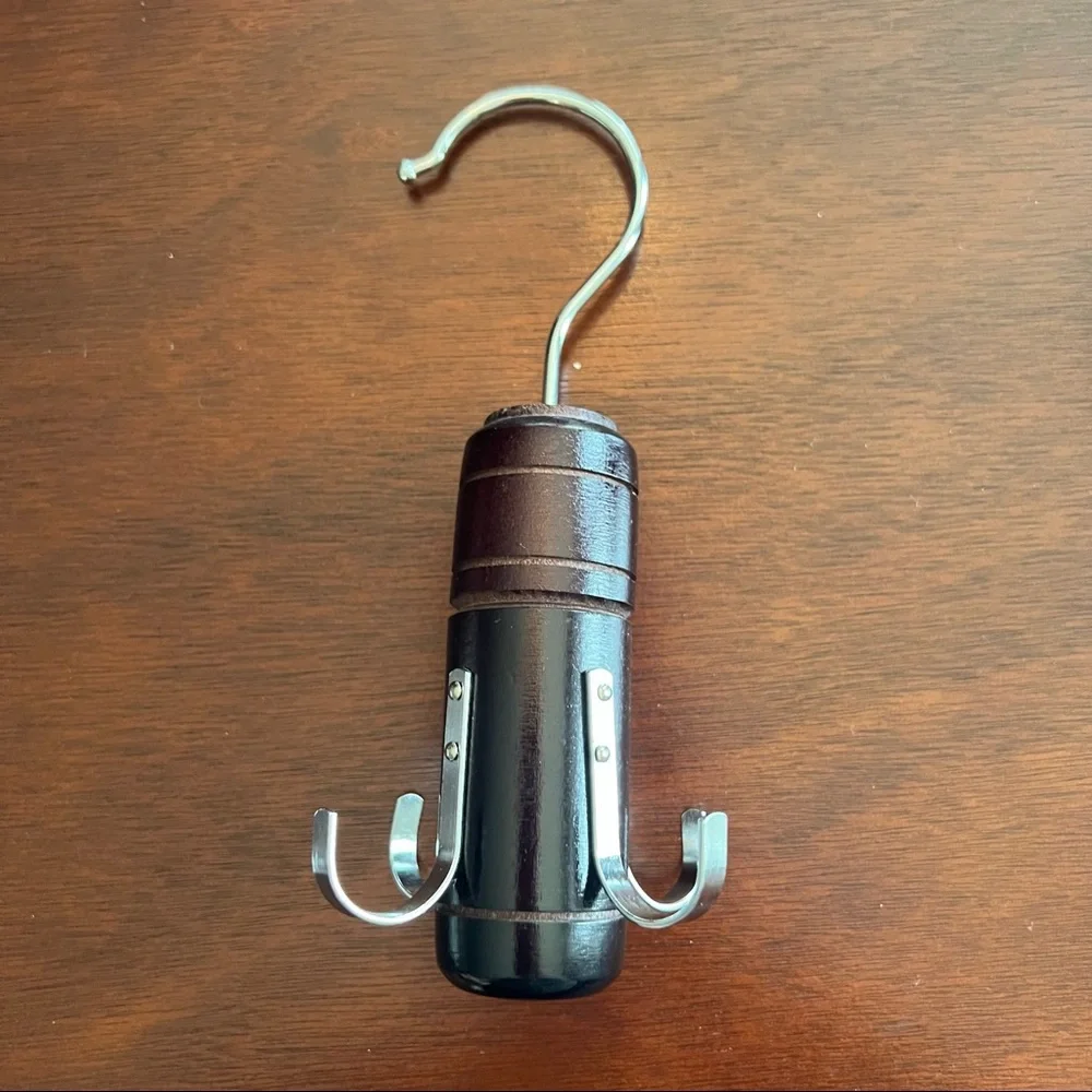 Rotating hanging belt display